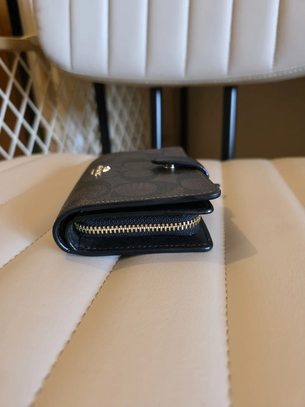 Coach Medium Corner Zip wallet